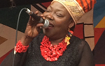 Picture of woman singing at festival of cultures in Berlin