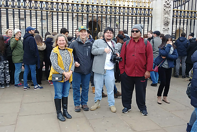 Landmark students watch the Changing of the Guard at Buckingham Palace